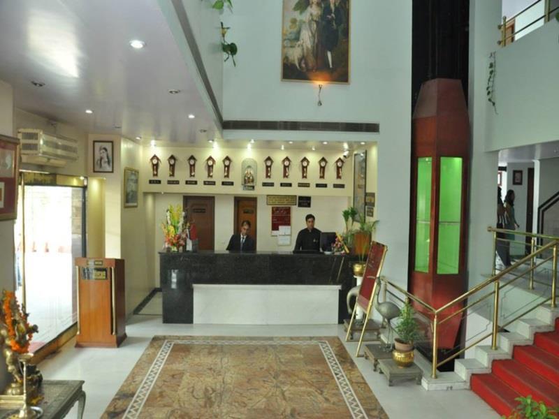 Oyo 18814 Hotel Maya International Джайпур Екстериор снимка