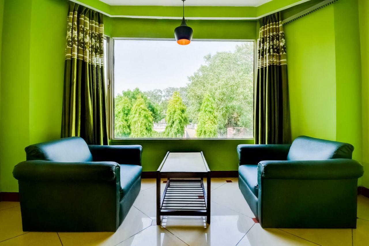Oyo 18814 Hotel Maya International Джайпур Екстериор снимка